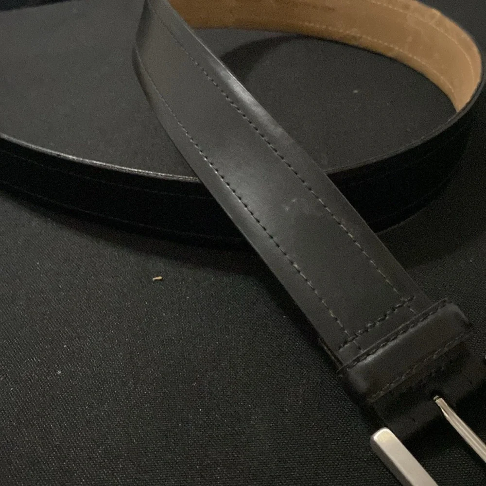 BANANA REPUBLIC BLACK LEATHER BELT WITH SICER BUCKLE GOOD CONDITION Measures 39”